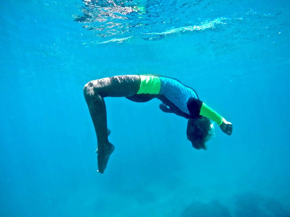 Девушка в воде в гидрокостюме ION - kiteworld.ru